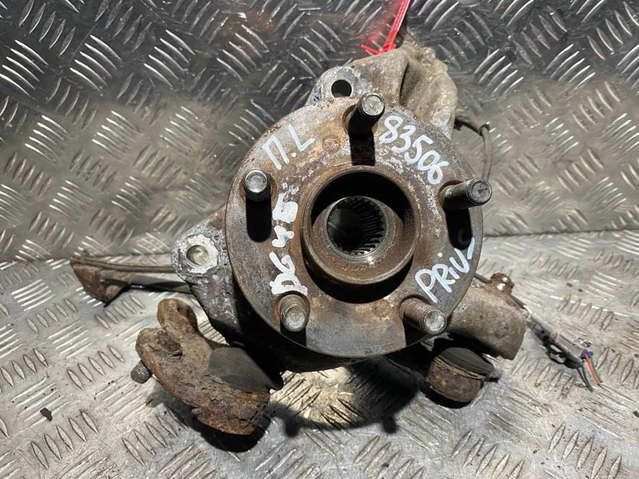 ступица передняя левая Toyota 2006, 1.5 л., 1NZ-FE, бензин, вариатор, хетчбэк 5 дв. - фото №1