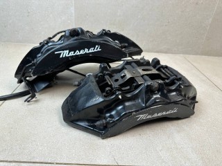 суппорт передний правый Maserati Levante 1 поколение 2017, 3.0 л., бензин, АКПП, белый, внедорожник 5 дв., полный привод, 2086760101