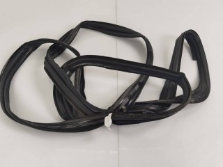 уплотнитель двери Tesla Model X 1 поколение 2018, L1S, АКПП, хетчбэк 5 дв., полный привод, 1032470-75-C