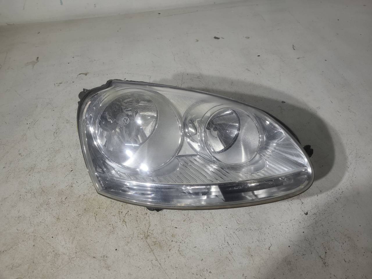 фара правая Volkswagen Golf 5 поколение 2008, 1.9 л., TDi PD, BXE, дизель, АКПП, серебристый, хетчбэк 5 дв., передний привод, 1K6941006Q - фото №1