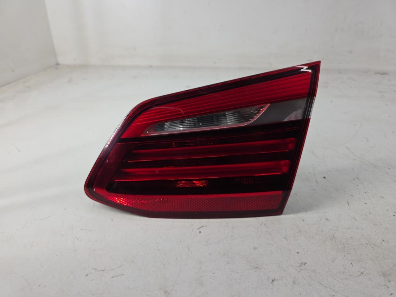фонарь крышки багажника правый BMW 2 серия Active Tourer F45 2015, 2.0 л., B48 A20 A, 7311042, 63217311042 - фото №1