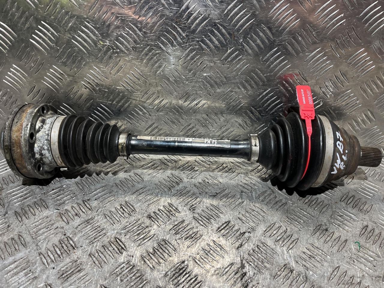полуось передняя левая (приводной вал, ШРУС) Volkswagen Passat B7 2012, 1.8 л., CDAA, бензин, АКПП, седан, 1K0407271JK - фото №1