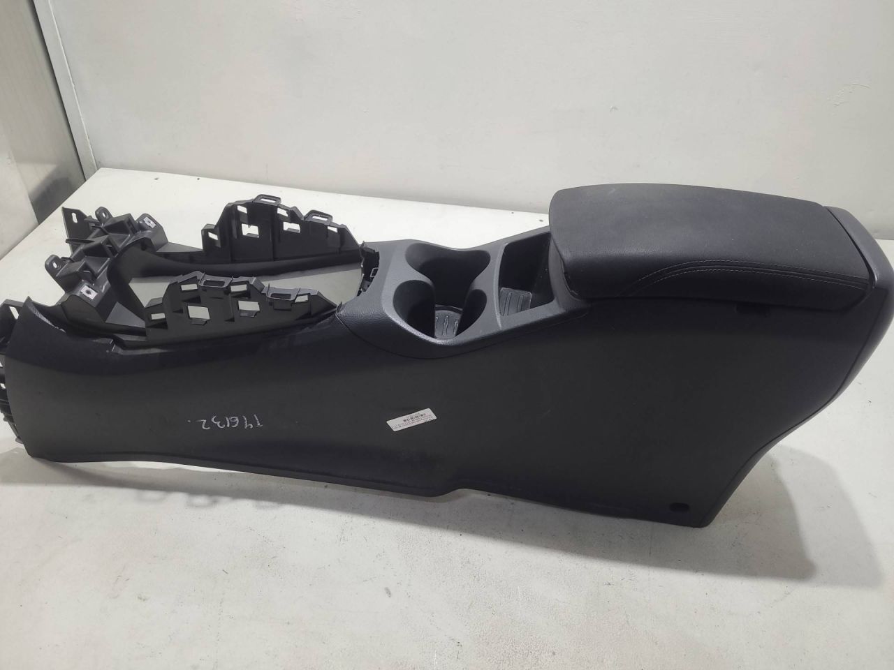 подлокотник Nissan Qashqai 2 поколение 2015, 1.6 л., R9M, дизель, 6МКПП, серый, внедорожник 5 дв., передний привод, 969304EA0A - фото №1