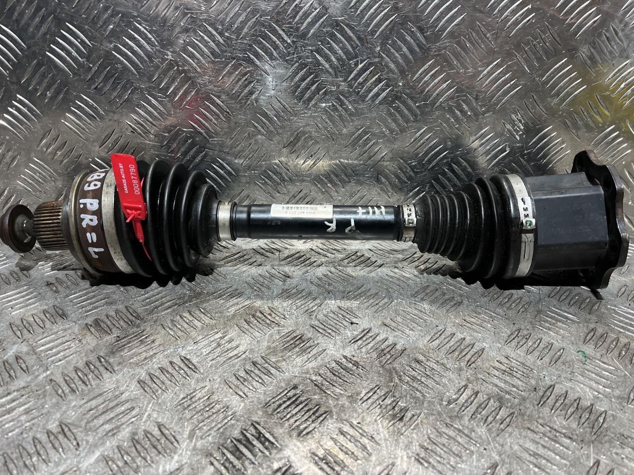 полуось передняя правая (приводной вал, ШРУС) Audi A4 B9 2018, 2.0 л., CVKB, бензин, АКПП, универсал, передний привод, 8W0407271E - фото №1