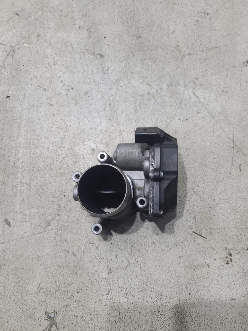 заслонка дроссельная Skoda Superb 2 поколение 2009, 2.0 л., CBBB, дизель, АКПП, серый, лифтбэк, 03L128063D - фото №1