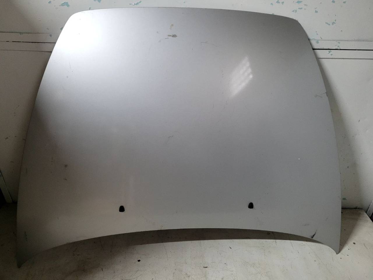 капот Volvo V50 1 поколение 2005, 2.0 л., D 4204 T, дизель, 6МКПП, серебристый, универсал, передний привод - фото №1