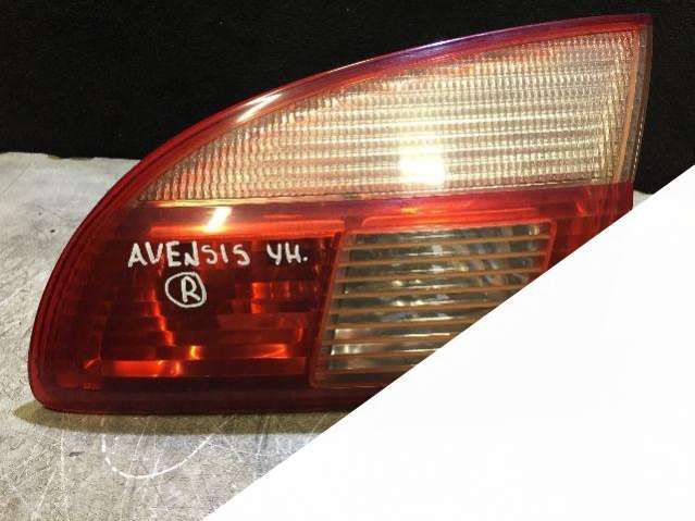 фонарь крышки багажника правый Toyota Avensis 1 поколение (T220) 2000, универсал, 89022025 - фото №1