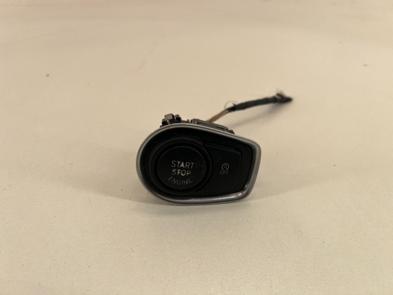 кнопка запуска двигателя BMW 2 серия Active Tourer F45 2014, 1.5 л., B38 A15 A, бензин, АКПП, black sapphire metallic (475), хетчбэк 5 дв., правый руль, 928913602 - фото №1