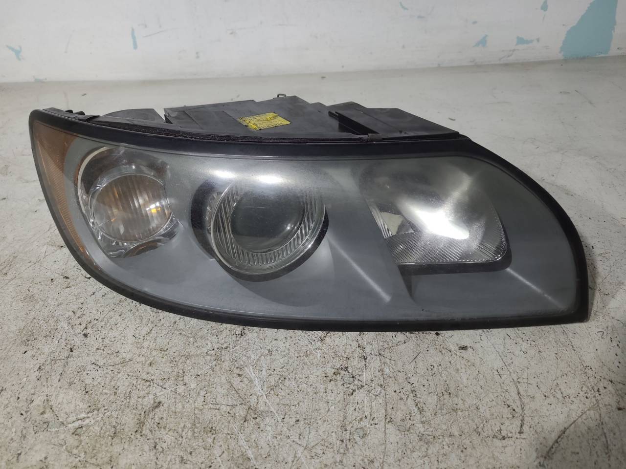фара правая Volvo V50 1 поколение 2005, 2.0 л., D 4204 T, дизель, 6МКПП, серебристый, универсал, передний привод, 30698886 - фото №1