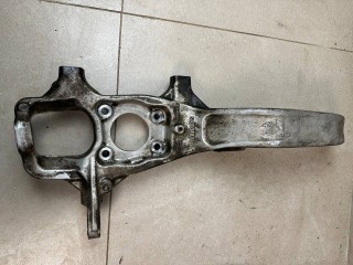 кулак поворотный правый Maserati Levante 1 поколение 2017, 3.0 л., бензин, АКПП, белый, внедорожник 5 дв., полный привод, 670034831