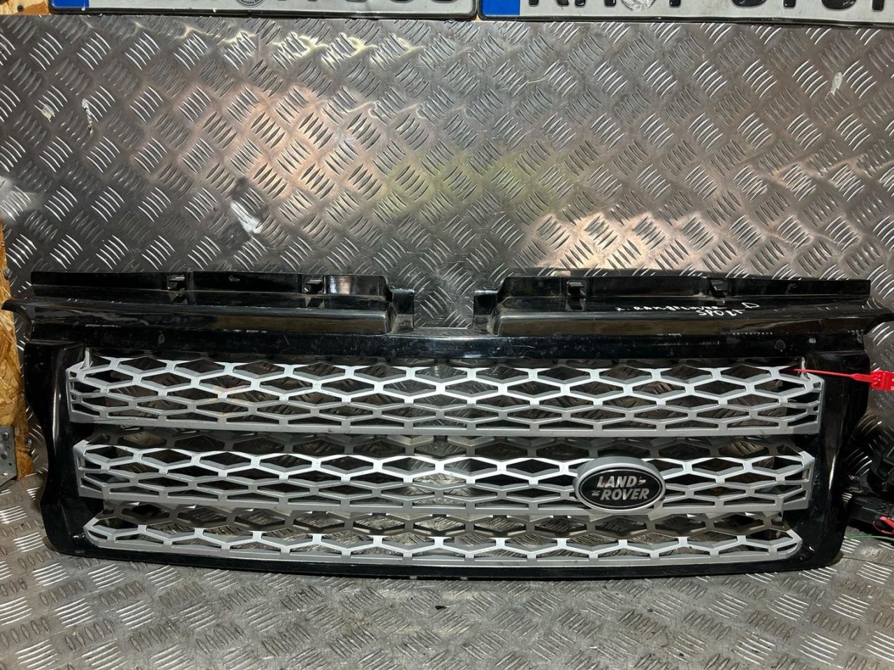 решетка радиатора Land Rover Range Rover Sport 1 поколение 2009, 3.0 л., дизель, АКПП, внедорожник 5 дв., G0608B1 - фото №1