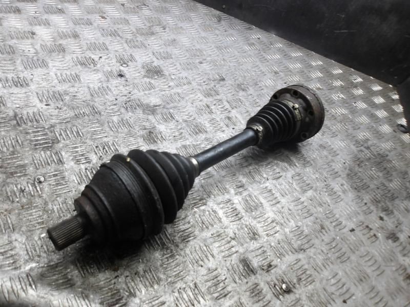 полуось передняя левая (приводной вал, ШРУС) Volkswagen Golf 4 поколение 2005, 1.9 л., дизель, МКПП - фото №1