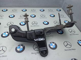 кронштейн насоса пневмоподвески Mercedes-Benz S-Класс W220 (1998 - 2002)