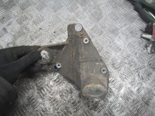 кронштейн КПП Volkswagen Passat B5 1998, 8D0399114S