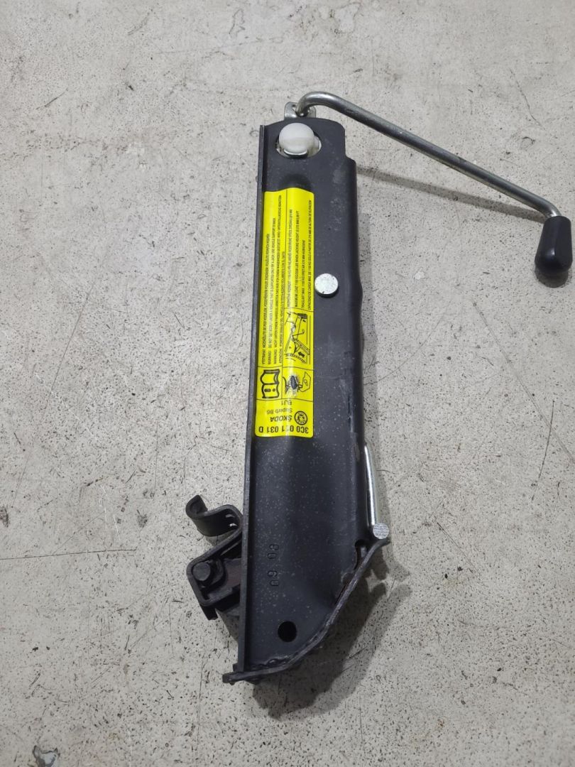 домкрат Skoda Superb 2 поколение 2009, 2.0 л., CBBB, дизель, АКПП, серый, лифтбэк, 3C0011031D - фото №1