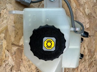 бачок тормозной жидкости Lexus NX 1 поколение [рестайлинг] 2020, 2.5 л., гибрид, красный, полный привод, правый руль, 47220-78010