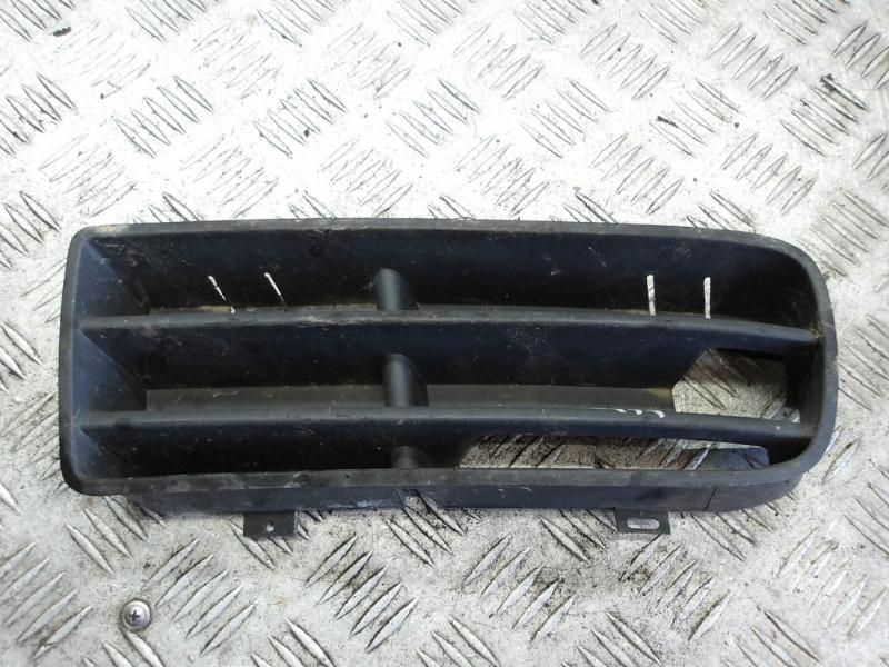 заглушка (решетка) в бампер Volkswagen Golf 4 поколение 2001, 1.4 л., бензин, МКПП, универсал, 1J0853665B - фото №1