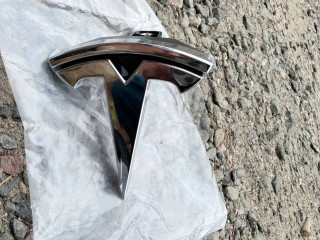 эмблема Tesla Model X 1 поколение [рестайлинг] (2021 - 2026), 1047884-00-D, 1047884