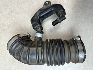 патрубок воздушного фильтра Infiniti G 4 поколение [рестайлинг] 2013, 3.7 л., VQ37VHR, бензин, АКПП, черный, кабриолет, задний привод, 16576EY00A