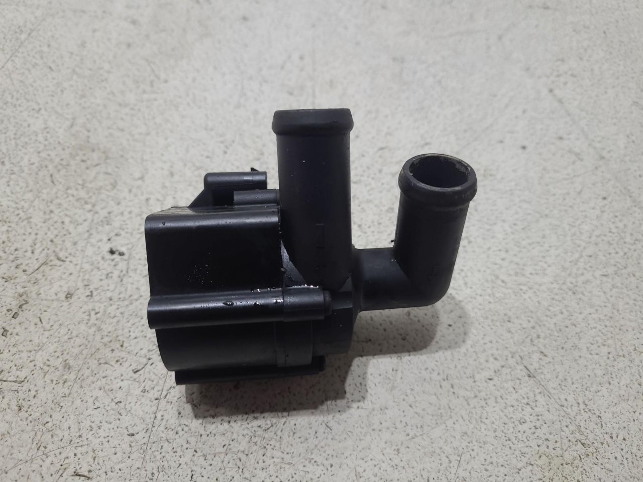 насос антифриза дополнительный Skoda Superb 2 поколение 2009, 2.0 л., CBBB, дизель, АКПП, серый, лифтбэк, 5N0965561A - фото №1