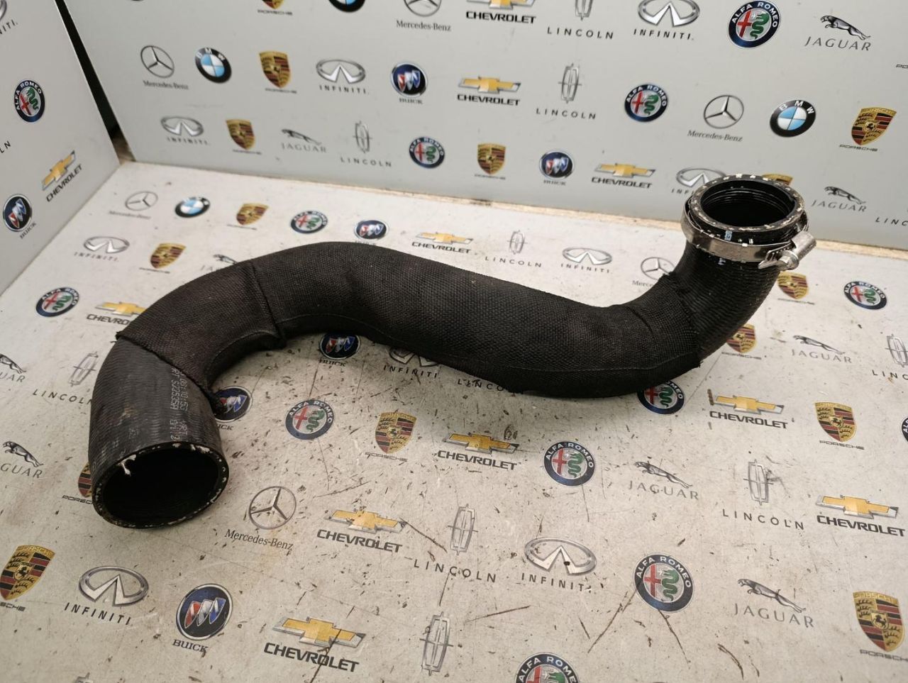 патрубок интеркулера Porsche 2023, 2.0 л., бензин, АКПП, 95B1457890F - фото №1