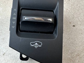 кнопка ручного тормоза (ручника) Maserati Levante 1 поколение 2017, 3.0 л., бензин, АКПП, белый, внедорожник 5 дв., полный привод, 670064671