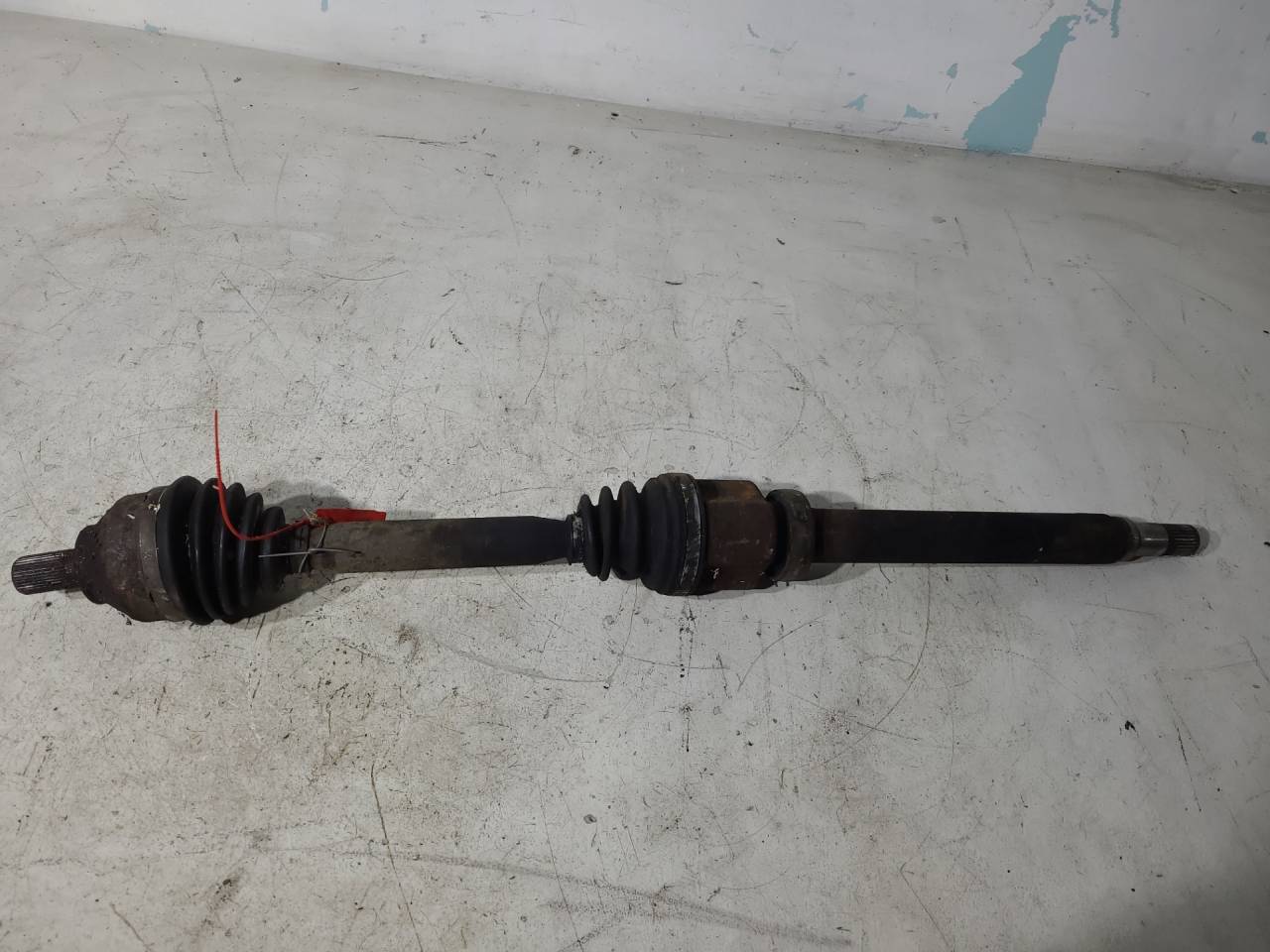 полуось передняя правая (приводной вал, ШРУС) Volvo V50 1 поколение 2005, 2.0 л., D 4204 T, дизель, 6МКПП, серебристый, универсал, передний привод - фото №1