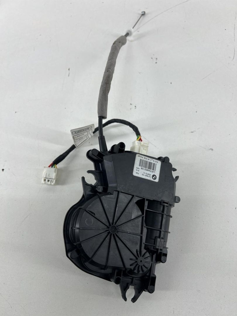 активатор замка багажника BMW 2 серия Active Tourer F45 2015, 2.0 л., бензин, АКПП, черный, хетчбэк 5 дв., 163672 - фото №1
