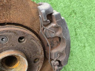 суппорт передний правый Renault Duster 1 поколение 2014, АКПП, серый, 410018218R