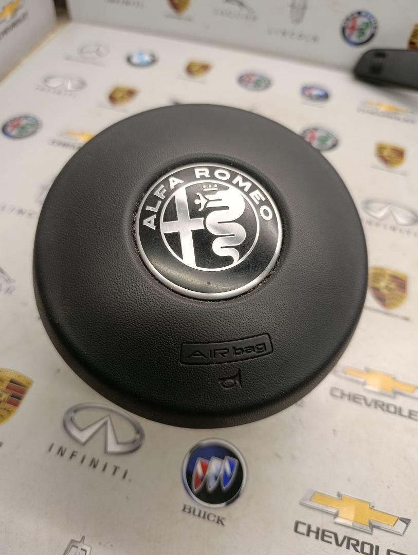 подушка безопасности водителя Alfa Romeo Giulia 2 поколение 2018, 2.0 л., задний привод, 01561354560 - фото №1