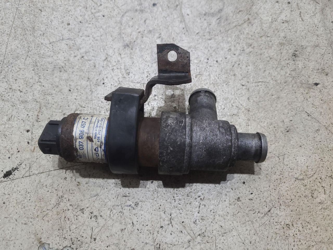 клапан холостого хода Volkswagen Transporter T4 1995, 2.5 л., ACU, бензин, АКПП, передний привод, 037906457C - фото №1