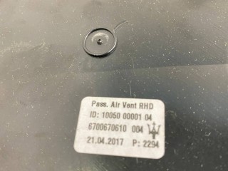 дефлектор обдува салона Maserati Levante 1 поколение 2017, 3.0 л., A630HP, дизель, АКПП, blue, внедорожник 5 дв., полный привод, правый руль, 670067061