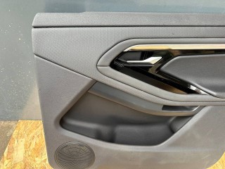 обшивка двери передняя правая Land Rover Range Rover Evoque L551 2020, 2.0 л., бензин, АКПП, белый, внедорожник 5 дв., полный привод, правый руль, LR114592