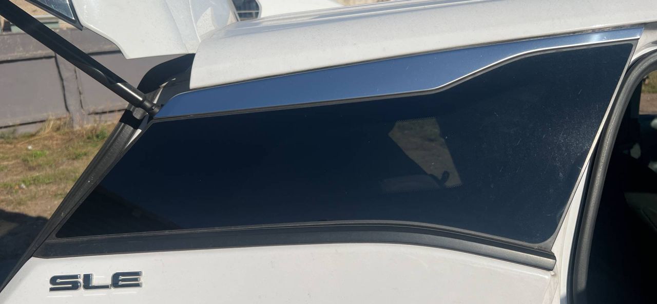 стекло кузовное боковое правое GMC Terrain 2 поколение 2020, 1.5 л., бензин, АКПП, внедорожник 5 дв., передний привод - фото №1