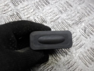 кнопка открытия багажника Renault Modus 1 поколение 2005, 1.4 л., бензин, МКПП, хетчбэк 5 дв., 8200076256