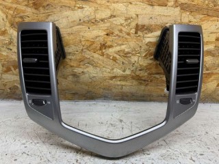 накладка на торпедо (консоль) Chevrolet Cruze 1 поколение 2011, 94567908, 95999100, 95999099