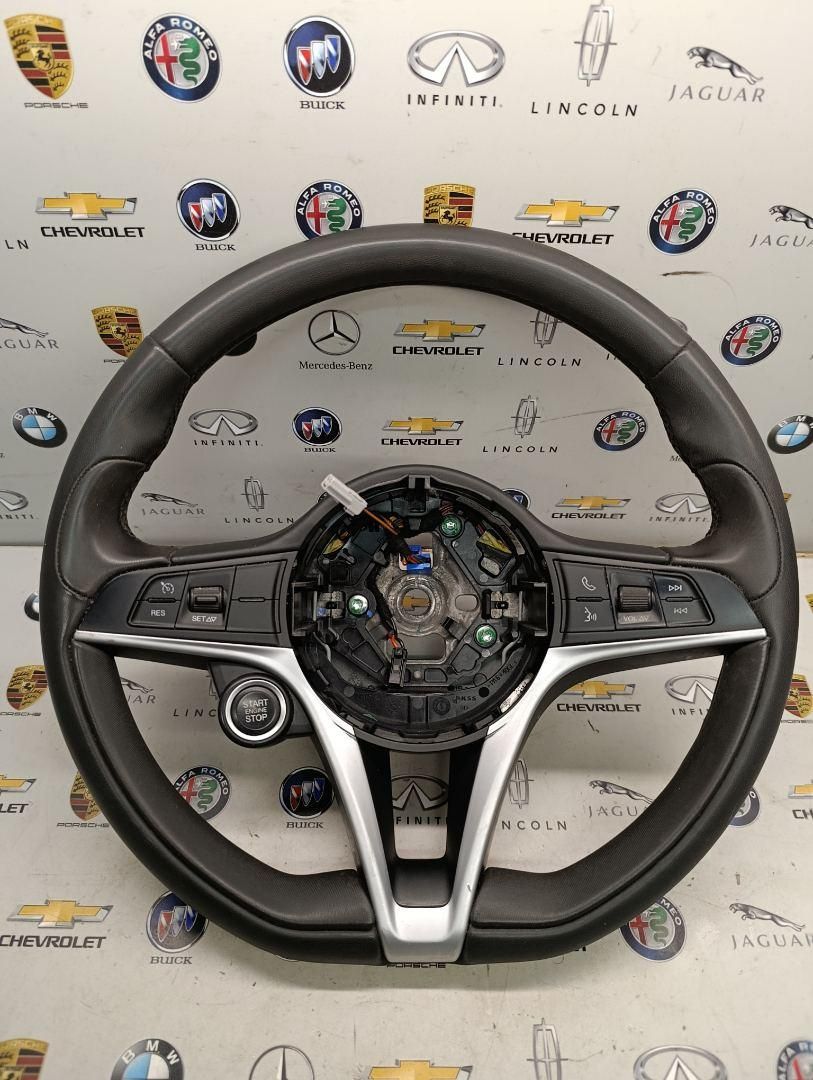 руль Alfa Romeo Giulia 2 поколение 2018, 2.0 л., задний привод, 01561382690 - фото №1