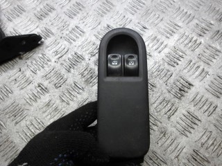 блок управления стеклоподъемниками Renault Clio 2 поколение [2-й рестайлинг] 2006, 1.5 л., дизель, МКПП, хетчбэк 5 дв., 8200356519