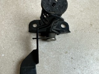 захватный крюк капота Infiniti G 4 поколение [рестайлинг] 2013, 3.7 л., VQ37VHR, бензин, АКПП, черный, кабриолет, задний привод, 65670-JL00A