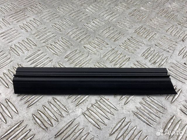 Уплотнитель стекла BMW X7 G07 (2018 - 2026), 51357482168 - фото №1