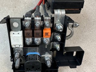 плюсовой провод аккумулятора Alfa Romeo 2021, 2.1 л., дизель, АКПП, чёрный, внедорожник 5 дв., полный привод, 00505595570