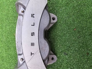 суппорт передний правый Tesla 2022, электро, белый, полный привод, 104462200F