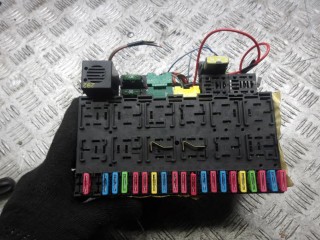 блок предохранителей Volkswagen Polo 3 поколение 1998, 1.4 л., бензин, МКПП, седан, 357937039