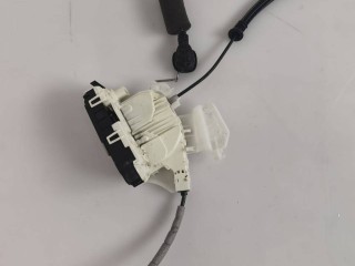 замок двери передней правой Mercedes-Benz CLS-Класс C218 [рестайлинг] 2016, 3.0 л., OM 642.852, дизель, АКПП, белый 799, седан, задний привод, правый руль, A2047203635