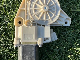 моторчик стеклоподъемника передний левый Mercedes-Benz GLK-Класс X204 [рестайлинг] 2014, 2.2 л., дизель, АКПП, белый, внедорожник 5 дв., полный привод, A2048200142