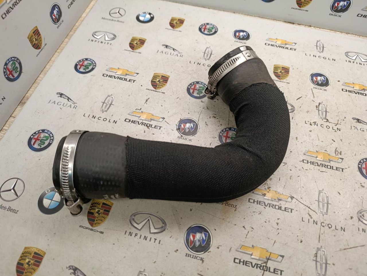 патрубок интеркулера Porsche 2023, 2.0 л., бензин, АКПП, 95B145709A - фото №1