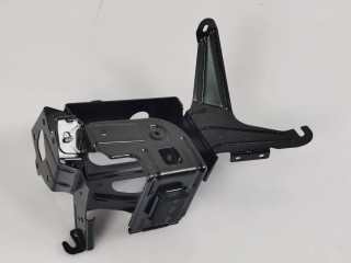 крепление аккумулятора Mercedes-Benz CLS-Класс C218 [рестайлинг] 2016, 3.0 л., OM 642.852, дизель, АКПП, белый 799, седан, задний привод, правый руль, A2125458040