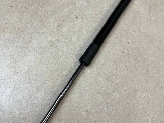 амортизатор капота Maserati Levante 1 поколение 2017, 3.0 л., A630HP, дизель, АКПП, blue, внедорожник 5 дв., полный привод, правый руль, 06700335130