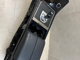 консоль салона Land Rover Range Rover Evoque L551 2020, 2.0 л., бензин, АКПП, белый, внедорожник 5 дв., полный привод, правый руль, LR114997