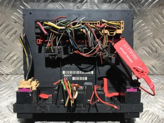 блок предохранителей Volkswagen Touran 1 поколение 2004, 1.9 л., дизель, 6МКПП, минивэн, 3C0937049D